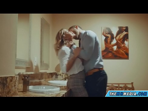 ❤️ Ke hoʻowalewale ʻia ʻoe e kahi blonde busty i kahi lumi hoʻomaha ākea Sex video ma haw.pornofilmtv.ru ❌❤